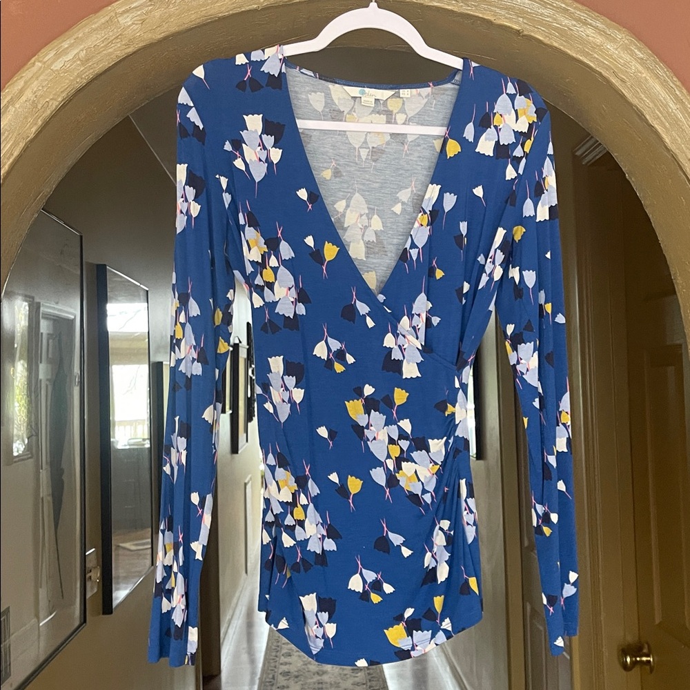 Boden Floral Jersey Surplice Top in blue with white and yellow accents size 4